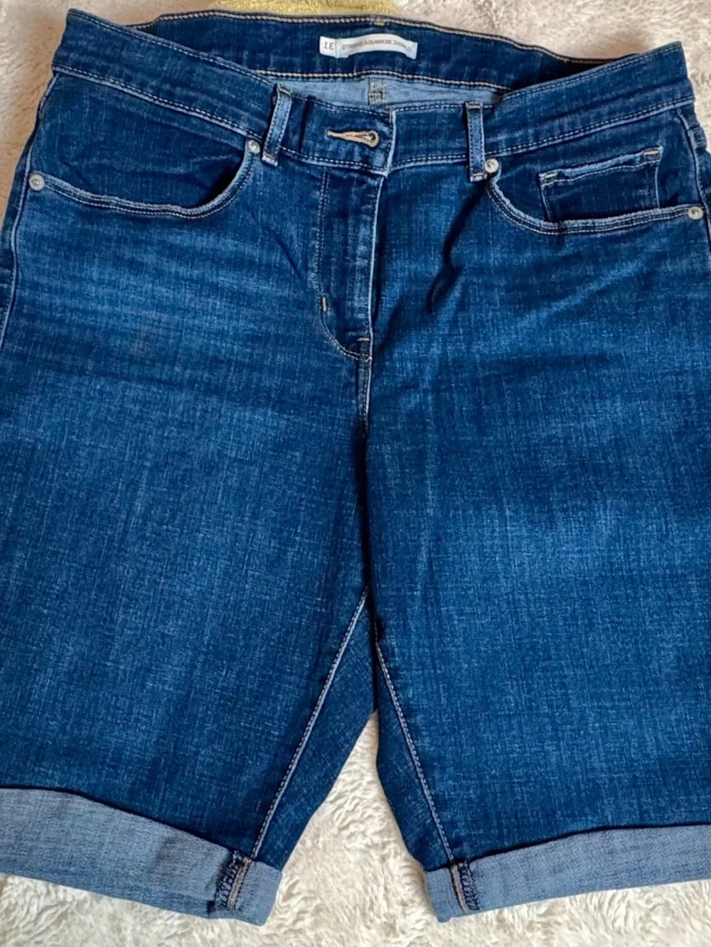 Levi’s Women’s Dark Wash Rolled Cuff Bermuda Denim Shorts Size 31 Stretch